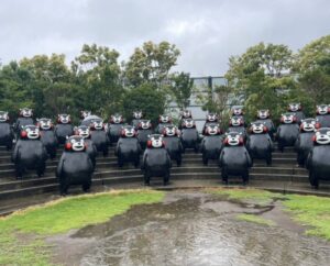 くまモンポート八代に並ぶくまモンの像